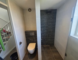 Toilet en badkamer